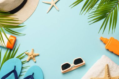 Mavi arka planda deniz kabukları olan yazlık kumaş ve aksesuarlar. Sert gölgeli üst görünüm.