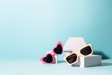 Güneşli gölgeli beyaz podyumlarda güneş gözlüğü. Yaz indirimi.