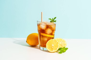 Buzlu çay, limonata, Long Island. Renkli arka planda sert gölgeli yaz içeceği.