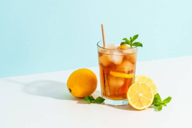 Buzlu çay, limonata, Long Island. Renkli arka planda sert gölgeli yaz içeceği.