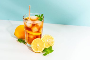 Buzlu çay, limonata, Long Island. Renkli arka planda sert gölgeli yaz içeceği.