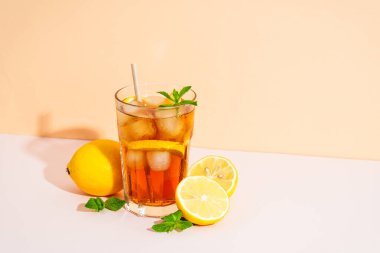 Buzlu çay, limonata, Long Island. Sert gölgeli soğuk yaz içeceği. Güneşli görüntü, eğilim