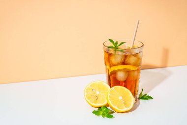 Buzlu çay, limonata, Long Island. Sert gölgeli soğuk yaz içeceği.