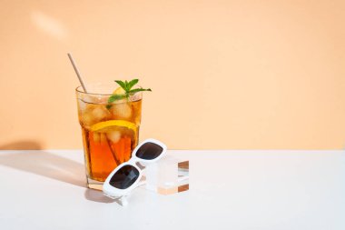 Buzlu çay, limonata, Long Island. Güneş gözlüklü ve güneşli gölgeli yaz buzlu kokteyli..