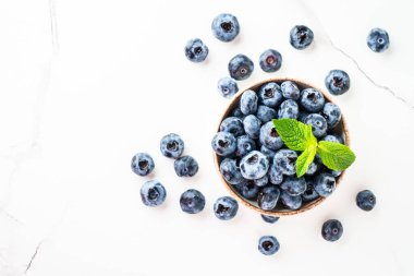 Kasede yabanmersini var. Kopyalama alanı olan beyaz tablo üzerindeki üst görünüm.