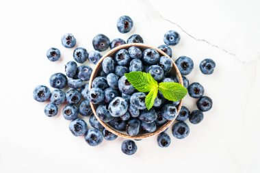 Kasede yabanmersini var. Fotokopi alanı olan beyaz masanın üzerine uzan.