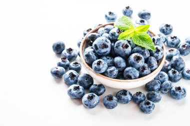 Beyaz arka planda yaban mersini kasesi.