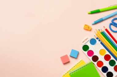 Okul konseptine geri dönelim. Okul kağıtları, renkli arka planda okul malzemeleri. Kopyalama alanı olan düz.