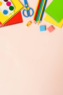 Okul kağıtları, renkli arka planda okul malzemeleri. Kopyalama alanı olan düz.