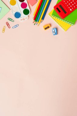 Okul konseptine geri dönelim. Okul kağıtları, renkli arka planda okul malzemeleri. Kopyalama alanı olan düz.