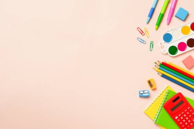 Okul konseptine geri dönelim. Okul kağıtları, renkli arka planda okul malzemeleri. Kopyalama alanı olan düz.