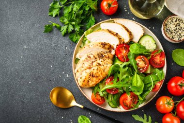 Siyah masada ızgara et ve sebzeli tavuk salatası. Kopyalama alanı olan üst görünüm.