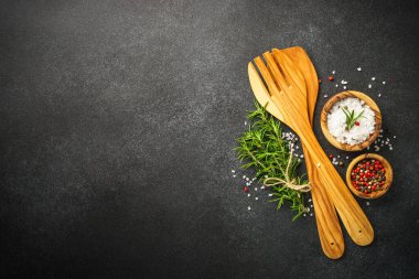 Mutfak masasında kaplar, bitkiler ve baharatlar var. Tasarım için alanı olan üst görünüm.