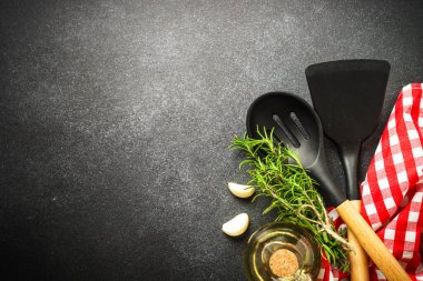 Siyahın sağlıklı yemek geçmişi. Taze bitkiler, baharatlar ve kaplar. Kopyalama alanı olan düz.