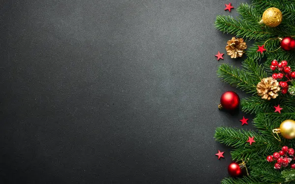 Noel arkaplanı köknar ağacı ve siyah üzerine renkli tatil süslemeleri ile yatıyordu..