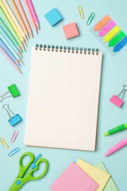 Not defteri, kalemler, kalemler ve diğer malzemeler. Renkli arkaplanda düz resim yatıyordu.