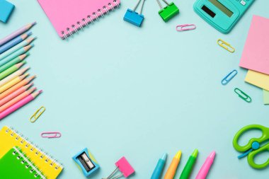 Not defterleri, kalemler, kalemler, okul ve sanat için klipler. Kopyalama alanı olan düz.
