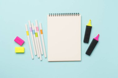 Çizim defteri, keçeli kalemler ve renkli kalemler. Dizayn için alanı olan düz resim.