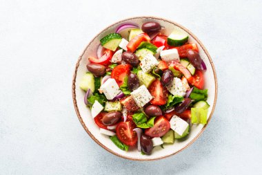 Yunan salatası, sağlıklı yiyecekler, Akdeniz diyeti. Taze sebze, peynir ve zeytinyağı..