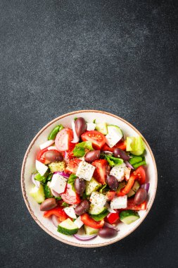 Yunan salatası siyah mutfak masasında. Üst Manzara. Vejetaryen yemeği.