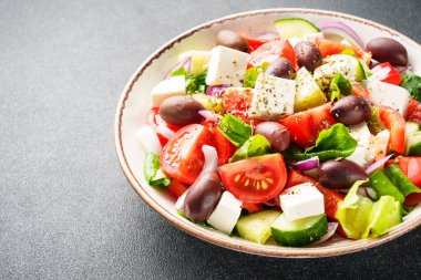 Siyah arka planda Yunan salatası. Üst Manzara. Vejetaryen yemeği, Akdeniz diyeti.