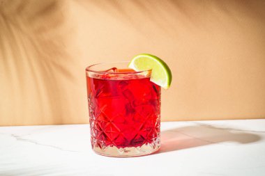 Viski, nar suyu, acı, kireç ve buzlu sert gölgeli buzlu New Yorker kokteyli..