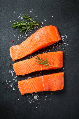 Somon fileto, siyah masada çiğ balık. Üst görünüm.