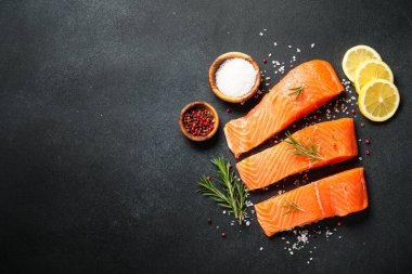 Somon fileto, siyah masada çiğ balık. Üst görünüm.