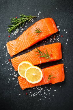 Somon fileto, siyah masada çiğ balık. Üst görünüm.