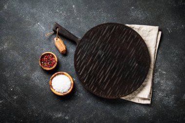 Mutfak masasında yemek arkaplanı. Kesme tahtası ve baharatlar. Metin için boşluk ile düz uzandı.