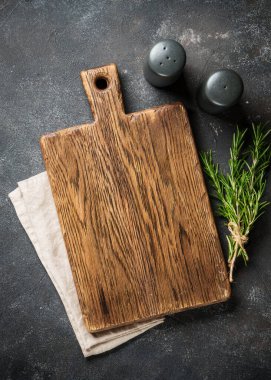 Siyah arka planda baharatlarla kesme tahtası. Kopyalama alanı olan üst görünüm.