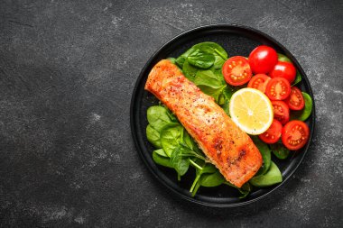 Taze salatalı ızgara somon filetosu. Sağlıklı yemek, Keto diyeti, düşük karbonhidrat. Siyahta dümdüz yatıyordu.