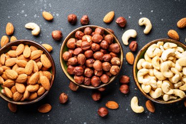 Siyah arka planda fındık çeşitleri. Üst görünüm.