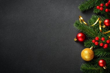 Siyah Noel arkaplanı dümdüz uzanıyordu. Siyah arka planda tatil süslemeleri olan Noel ağacı.