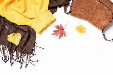 Sonbahar kumaşı ve aksesuarları beyaz arka planda fotokopi alanı ile. Düz yatıyordu. Atkı, yapraklı süveter çantası..