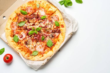 Beyaz arka planda karton kutuda pizza. Jambonlu, salamlı ve sosisli lezzetli et pizzası. Lezzetli öğle veya akşam yemeği, fast food.