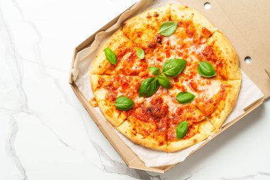 Beyaz arka planda karton bir kutuda pizza Margarita. Lezzetli öğle veya akşam yemeği, fast food.