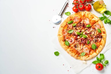 Beyaz arka planda pizza ve yemek malzemeleri. Jambonlu, salamlı ve sosisli lezzetli et pizzası. Üstteki görünüm beyaz ve metin için boşluk.