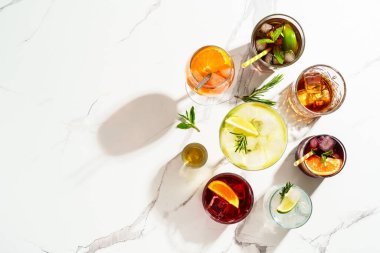 Kokteyl partisi, alkol kokteyli. Beyaz arka planda viski, margarita, Aperol spritz, Küba libre, negroni, sangria ve jin toniği. Kopyalama alanı olan üst görünüm.