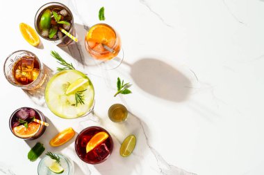 Gölgeli alkollü kokteyller. Beyaz arka planda viski, margarita, Aperol spritz, Küba libre, negroni, sangria ve Jin toniği..
