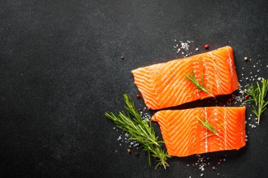 Baharatlı somon balığı ve siyah üzerine biberiye. Kopyalama alanı olan düz.