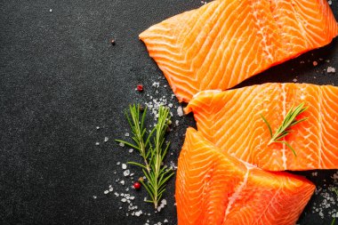 Baharatlı somon balığı ve siyah üzerine biberiye. Kopyalama alanı olan düz.