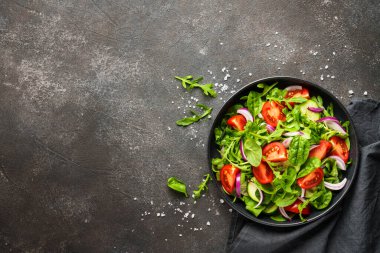 Sağlıklı yemek, diyet yemek. Sebzeli taze salata. Siyah arkaplanda üst görünüm.