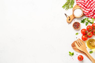 Baharatlar, otlar ve sebzeler ve beyaz mutfak masasında zeytin yağı. Kopyalama alanı olan üst görünüm.