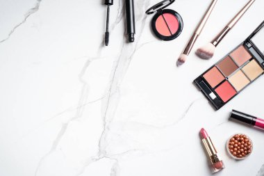 Beyaz arka planda kozmetik ürünleri. Kopyalama alanı olan üst görünüm.