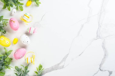 Beyaz arka planda Paskalya yumurtaları. Kopyalama alanı olan düz resim.