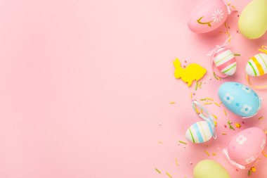 Paskalya arka planında pembe yumurtalar. En üst görüntü.
