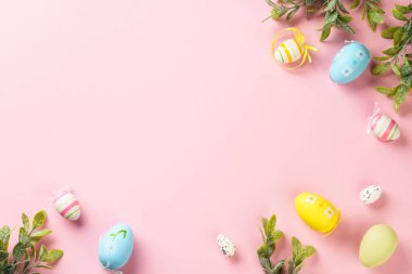 Renkli arka planda Paskalya yumurtaları. Kopyalama alanı olan düz.