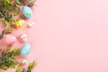 Pembe arka planda Paskalya yumurtaları. Dizayn için alanı olan düz uzandı.