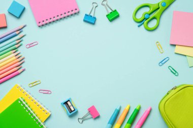 Not defterleri, kalemler, kalemler, okul ve sanat için klipler. Kopyalama alanı olan düz.